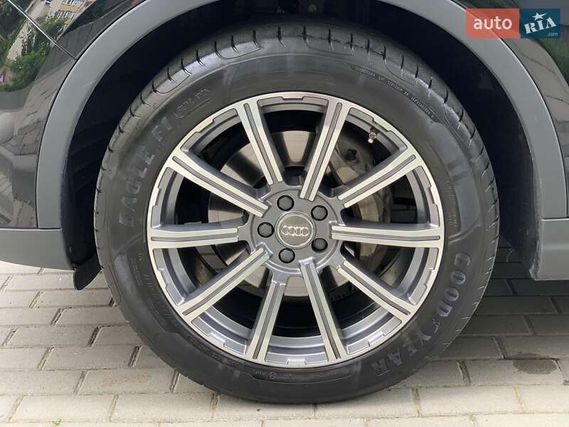 Позашляховик / Кросовер Audi Q7 2015 в Львові