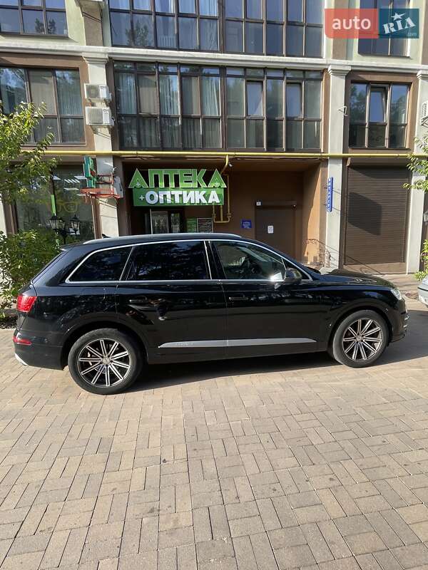 Внедорожник / Кроссовер Audi Q7 2016 в 