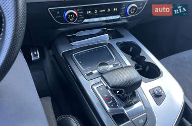 Внедорожник / Кроссовер Audi Q7 2016 в 