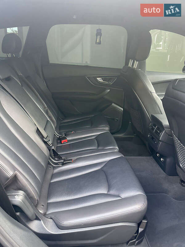 Внедорожник / Кроссовер Audi Q7 2017 в Ужгороде