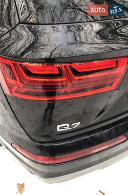 Внедорожник / Кроссовер Audi Q7 2016 в 
