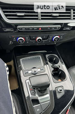 Позашляховик / Кросовер Audi Q7 2015 в 