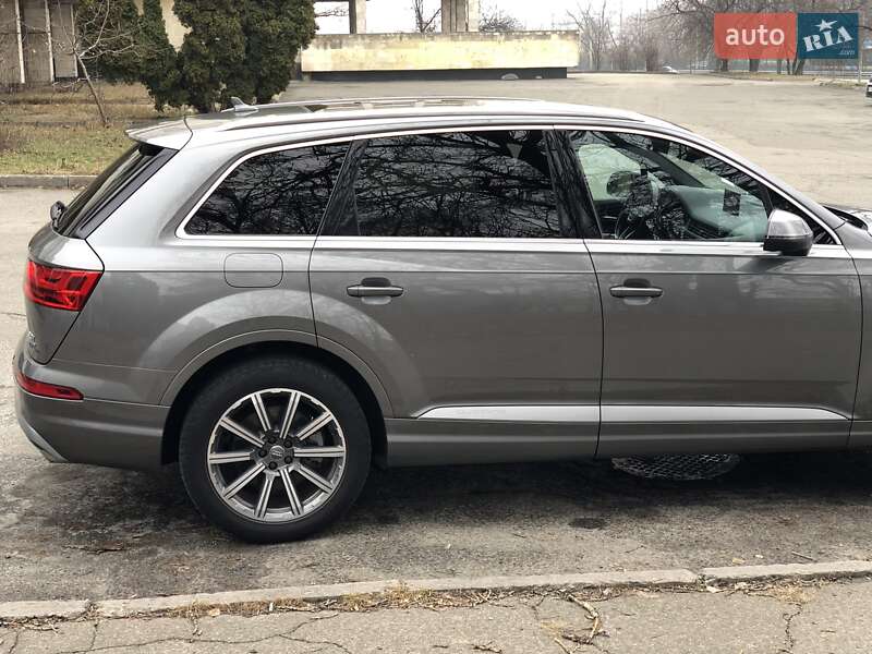 Позашляховик / Кросовер Audi Q7 2016 в Києві