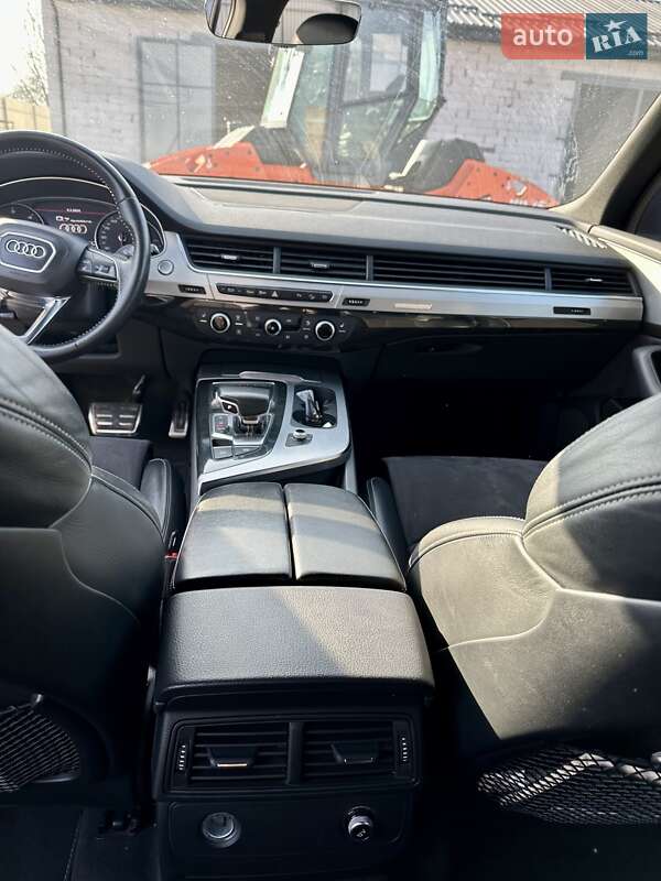 Позашляховик / Кросовер Audi Q7 2018 в Шполі