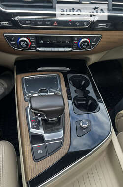 Внедорожник / Кроссовер Audi Q7 2017 в 