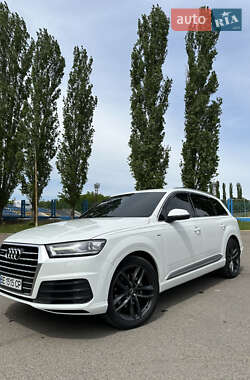 Внедорожник / Кроссовер Audi Q7 2015 в 