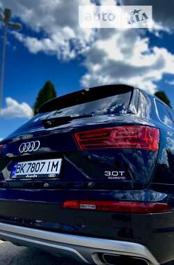 Позашляховик / Кросовер Audi Q7 2017 в Сарнах