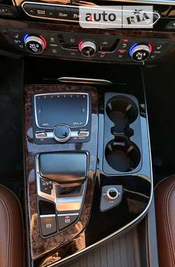Внедорожник / Кроссовер Audi Q7 2016 в 