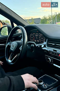 Внедорожник / Кроссовер Audi Q7 2016 в 