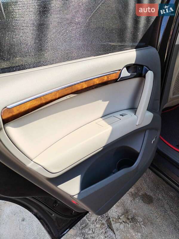 Внедорожник / Кроссовер Audi Q7 2013 в Великом Березном