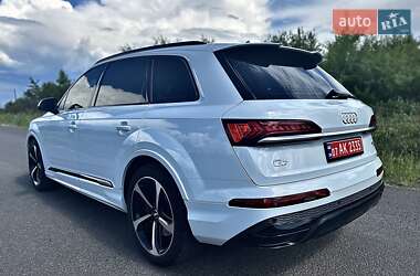 Позашляховик / Кросовер Audi Q7 2020 в 