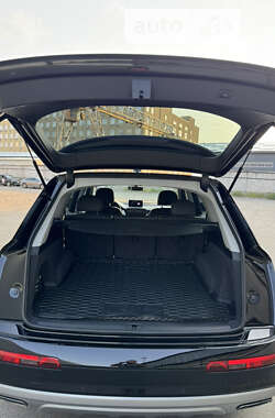 Внедорожник / Кроссовер Audi Q7 2016 в 