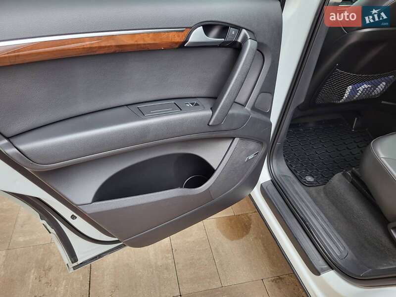 Позашляховик / Кросовер Audi Q7 2014 в Острозі