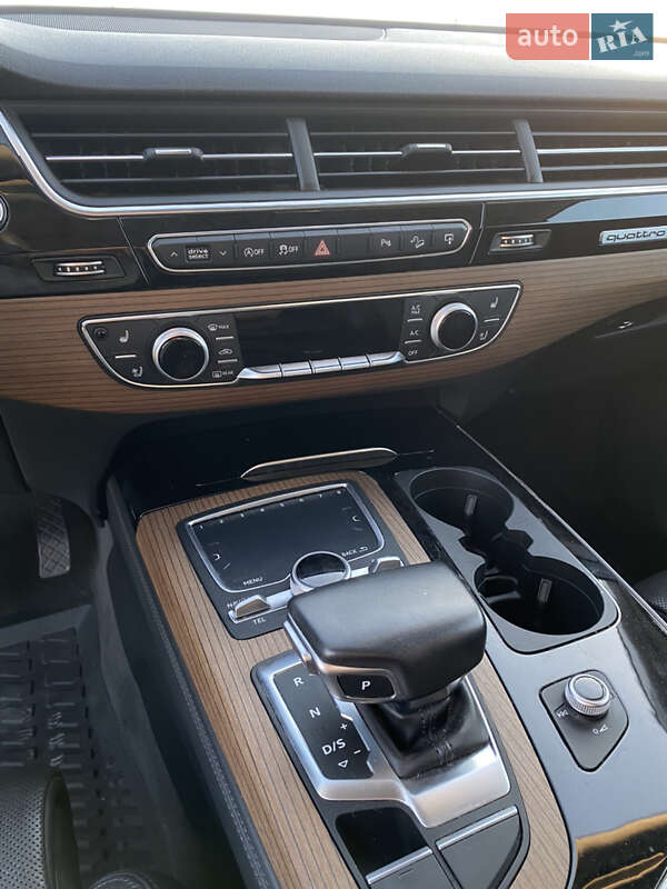 Внедорожник / Кроссовер Audi Q7 2017 в Борщеве