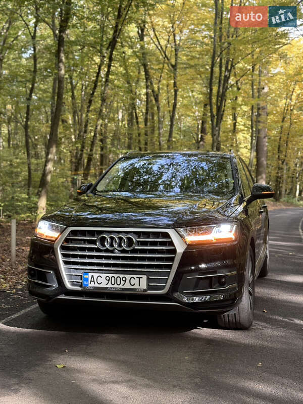 Внедорожник / Кроссовер Audi Q7 2016 в 