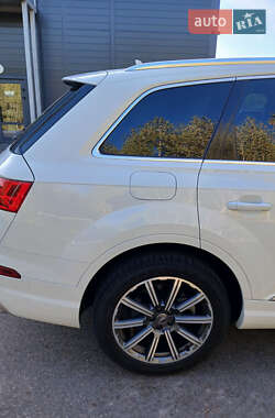 Внедорожник / Кроссовер Audi Q7 2017 в 