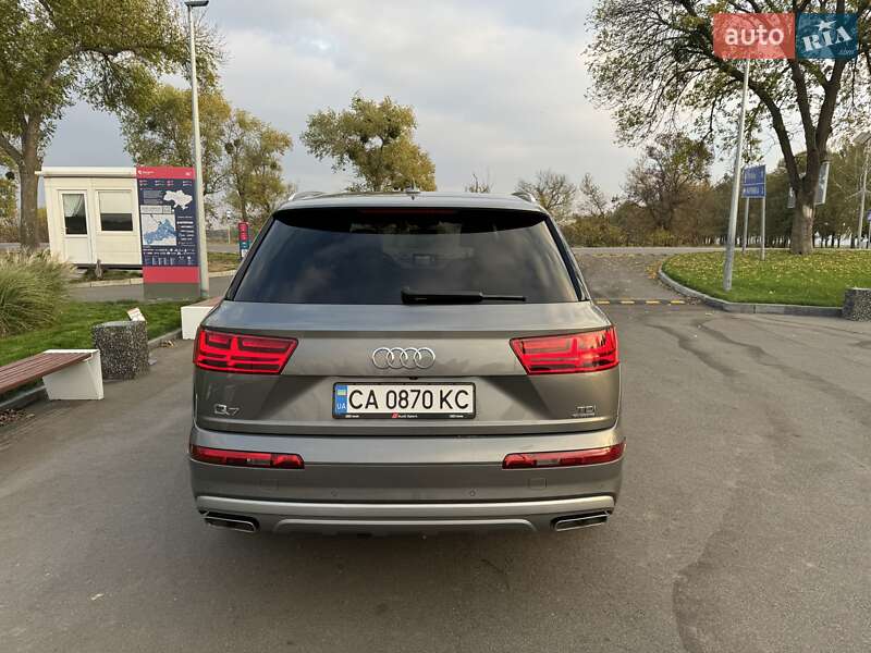 Позашляховик / Кросовер Audi Q7 2016 в Шполі