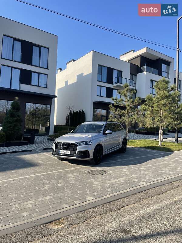 Позашляховик / Кросовер Audi Q7 2019 в Ужгороді