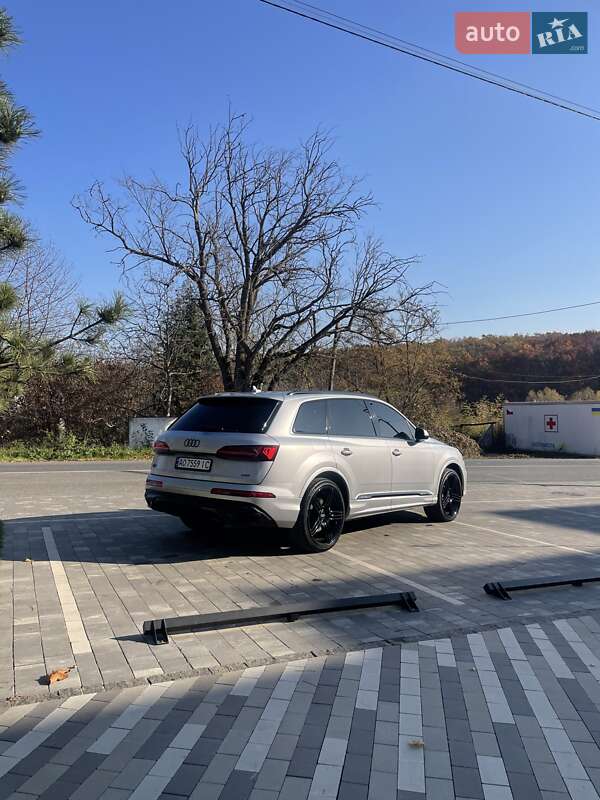 Позашляховик / Кросовер Audi Q7 2019 в Ужгороді