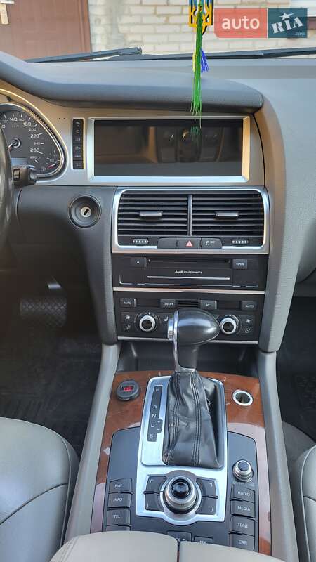 Позашляховик / Кросовер Audi Q7 2011 в Романіву