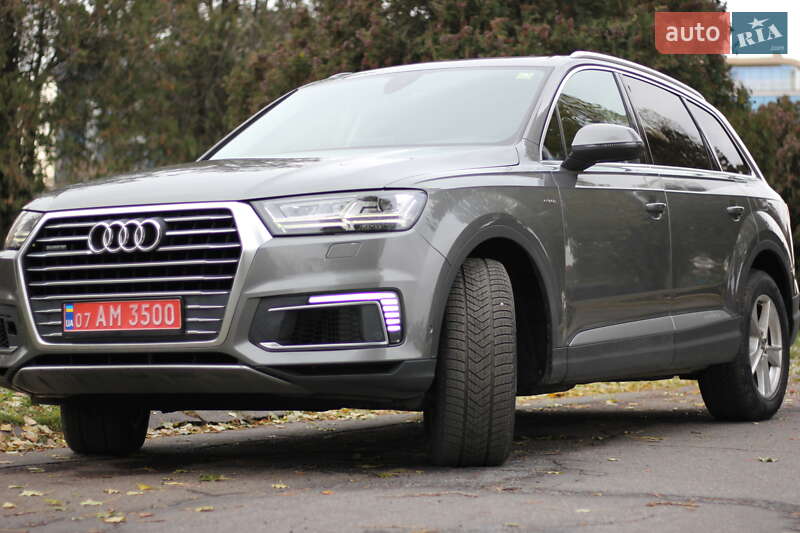 Внедорожник / Кроссовер Audi Q7 2016 в 