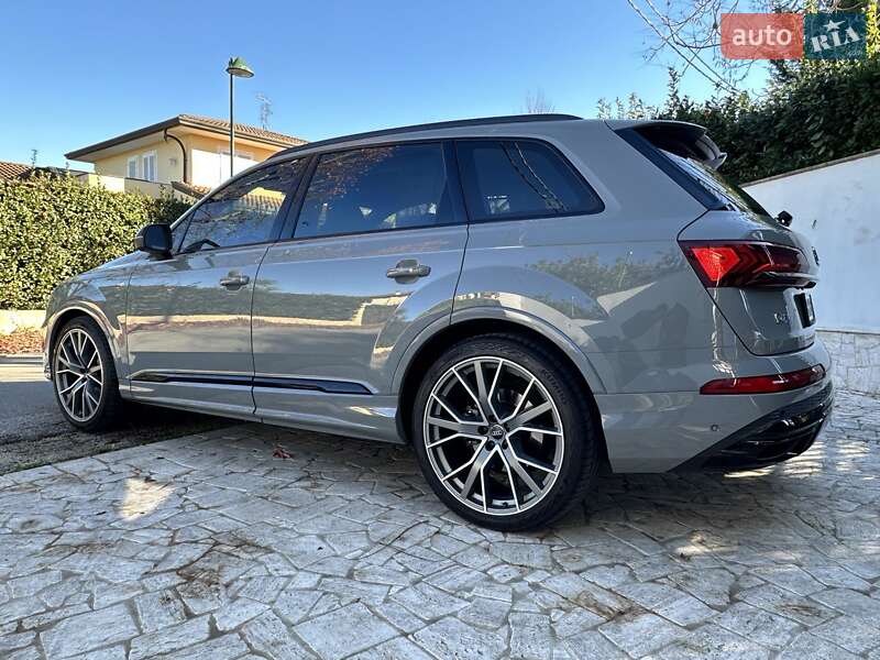 Внедорожник / Кроссовер Audi Q7 2022 в 