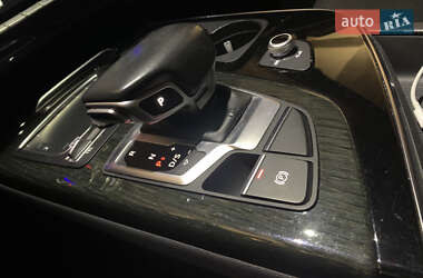 Внедорожник / Кроссовер Audi Q7 2015 в 