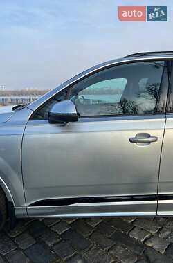 Позашляховик / Кросовер Audi Q7 2021 в 