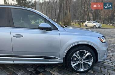 Позашляховик / Кросовер Audi Q7 2021 в 