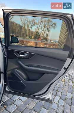 Позашляховик / Кросовер Audi Q7 2021 в 