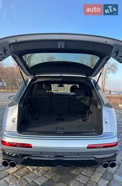Позашляховик / Кросовер Audi Q7 2021 в 