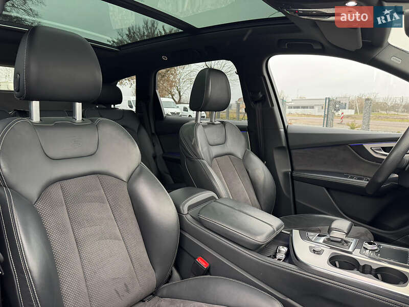 Позашляховик / Кросовер Audi Q7 2018 в Ужгороді