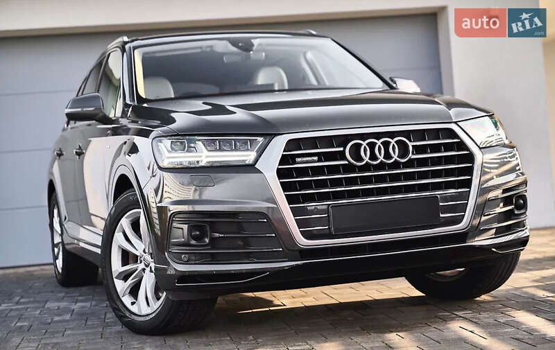 Позашляховик / Кросовер Audi Q7 2018 в 