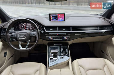 Позашляховик / Кросовер Audi Q7 2018 в 