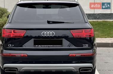 Внедорожник / Кроссовер Audi Q7 2015 в 