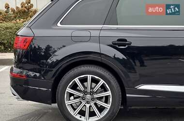 Внедорожник / Кроссовер Audi Q7 2015 в 