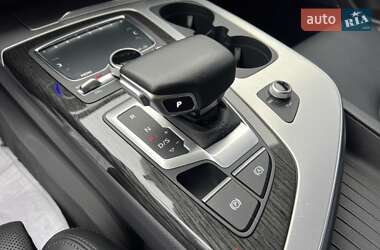 Внедорожник / Кроссовер Audi Q7 2015 в 
