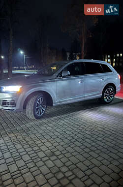 Позашляховик / Кросовер Audi Q7 2018 в 