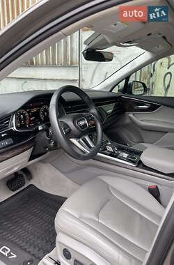Внедорожник / Кроссовер Audi Q7 2021 в 