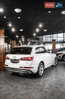 Внедорожник / Кроссовер Audi Q7 2022 в 