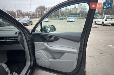 Позашляховик / Кросовер Audi Q7 2018 в 