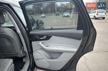 Позашляховик / Кросовер Audi Q7 2018 в 