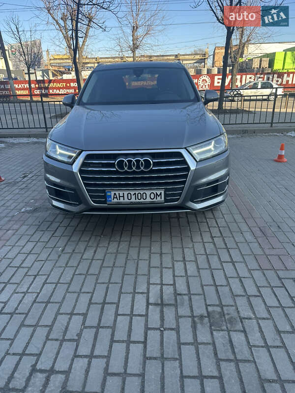 Внедорожник / Кроссовер Audi Q7 2016 в 