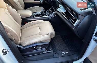 Позашляховик / Кросовер Audi Q7 2021 в 