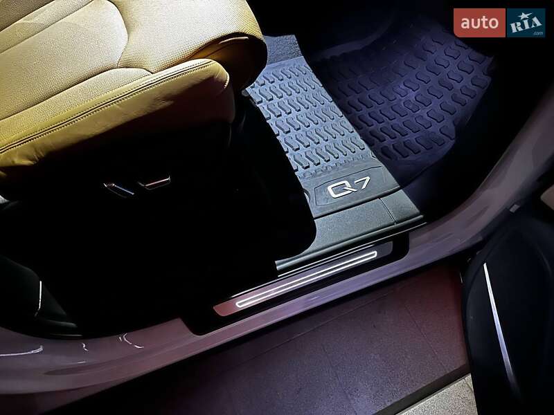 Внедорожник / Кроссовер Audi Q7 2021 в Хусте