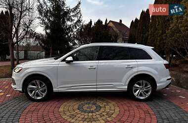 Позашляховик / Кросовер Audi Q7 2021 в 