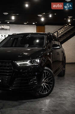 Внедорожник / Кроссовер Audi Q7 2018 в 