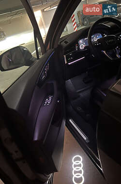 Внедорожник / Кроссовер Audi Q7 2022 в 