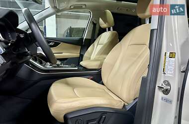 Позашляховик / Кросовер Audi Q7 2022 в 