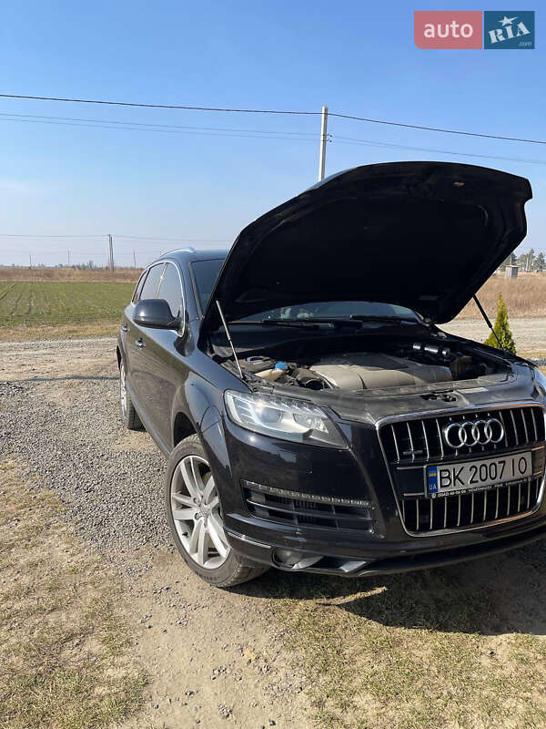 Позашляховик / Кросовер Audi Q7 2012 в Вараші
